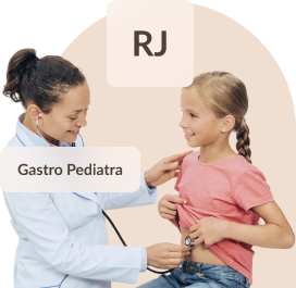 doutora examinando barriga da menina