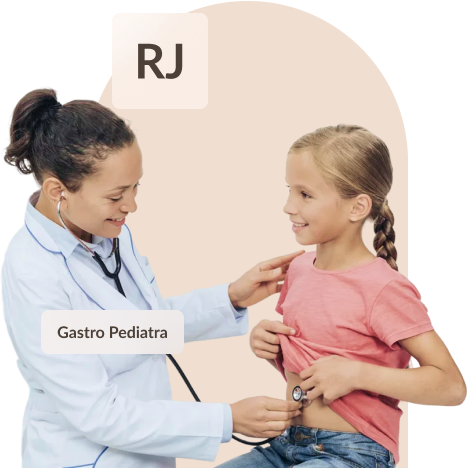 doutora examinando barriga da menina